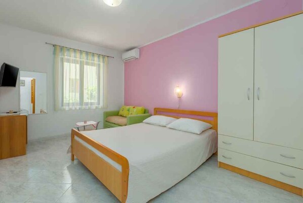 1 bedroom, iron/ironing board, WiFi