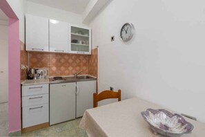 Kühlschrank, Herdplatte, Kochgeschirr/Geschirr/Besteck