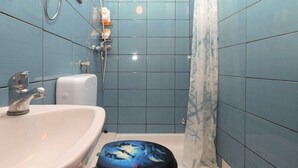 A bathroom with a sink, toilet, and shower. - Studio with sea view and air conditioning (Peroj)