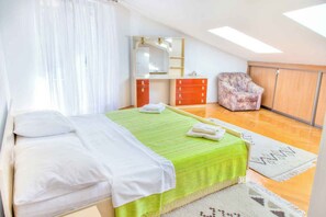 2 bedrooms, iron/ironing board, WiFi