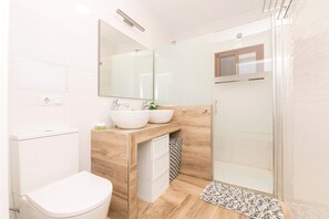 Chuveiro, secador de cabelo, toalhas de banho 