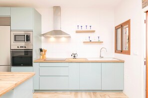 Fridge, microwave, oven, stovetop - CASA AZUL - Lovely villa with private pool (Vejer de la Frontera)