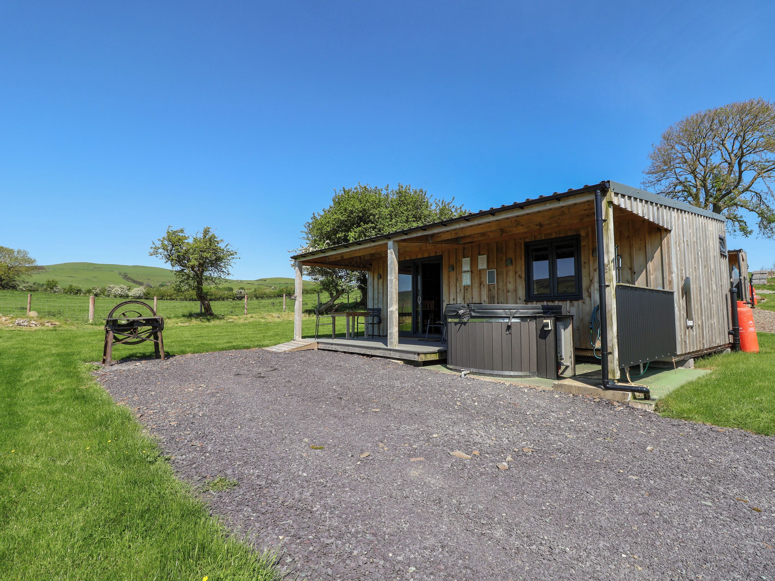 FAMAU, romantic, country holiday cottage, with hot tub in Cilcain