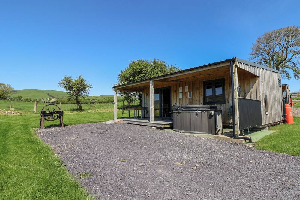 FAMAU, romantic, country holiday cottage, with hot tub in Cilcain