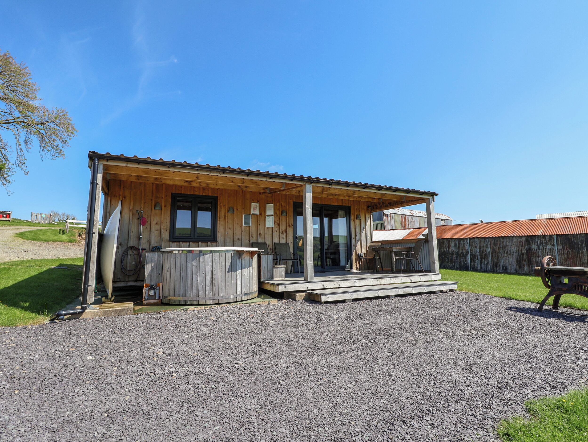 ARTHUR, romantic, country holiday cottage, with hot tub in Cilcain