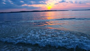 A beach with waves at sunset. - Holiday apartment with air conditioning (Fažana)