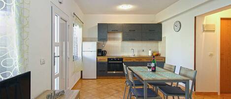 Fridge, oven, stovetop, cookware/dishes/utensils