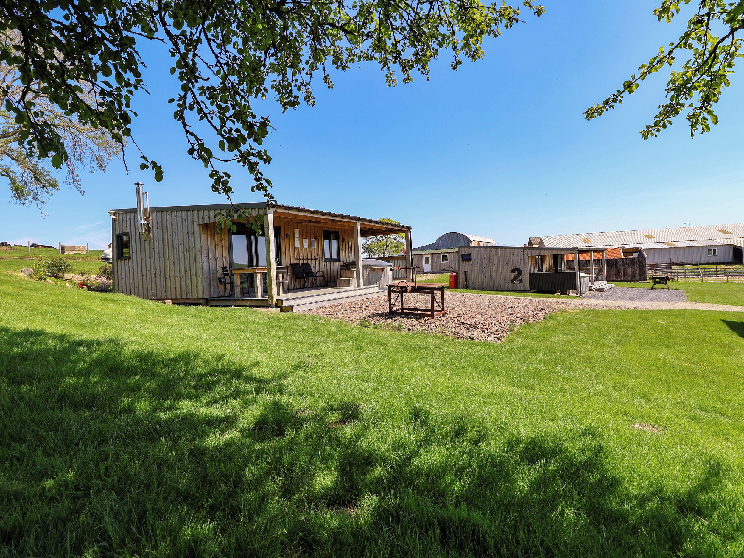 FENLLI, romantic, country holiday cottage, with hot tub in Cilcain