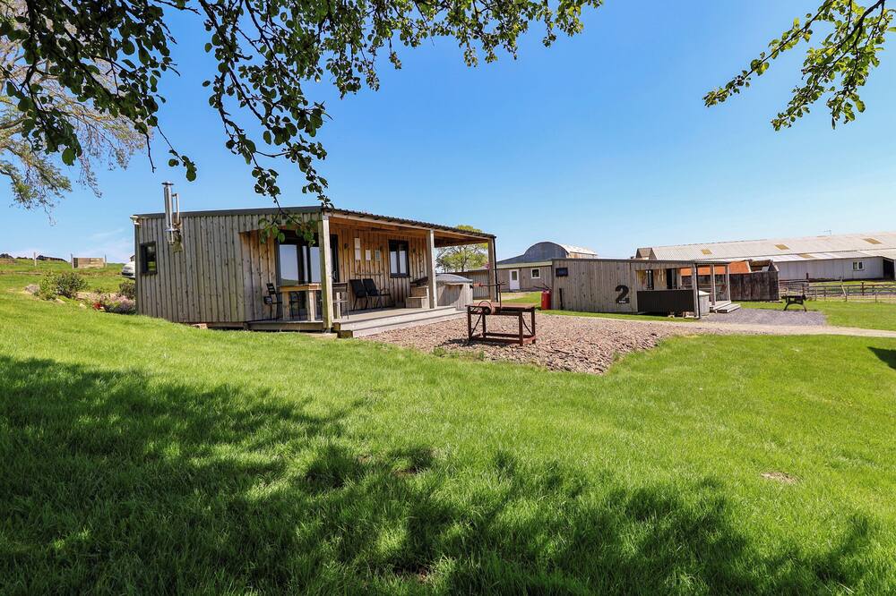 FENLLI, romantic, country holiday cottage, with hot tub in Cilcain