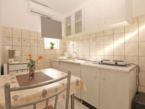 冷蔵庫、コンロ、電気ポット、トースター