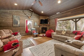 Smart-TV, Kamin, Tischfußball