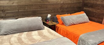 Stonewall Hideaway- Lots of trailer parking