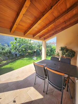 Outdoor dining - Holiday apartment modern with air conditioning (Poreč)