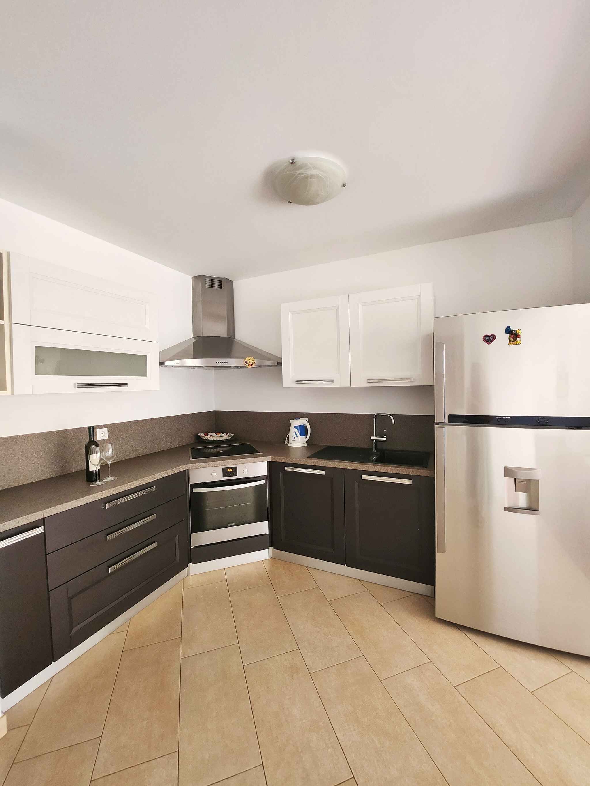 Fridge, oven, stovetop, coffee/tea maker