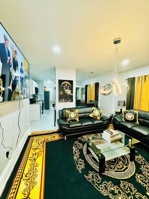 Smart TV - Newly Beautiful renovated first floor apartment getaway (Springfield)