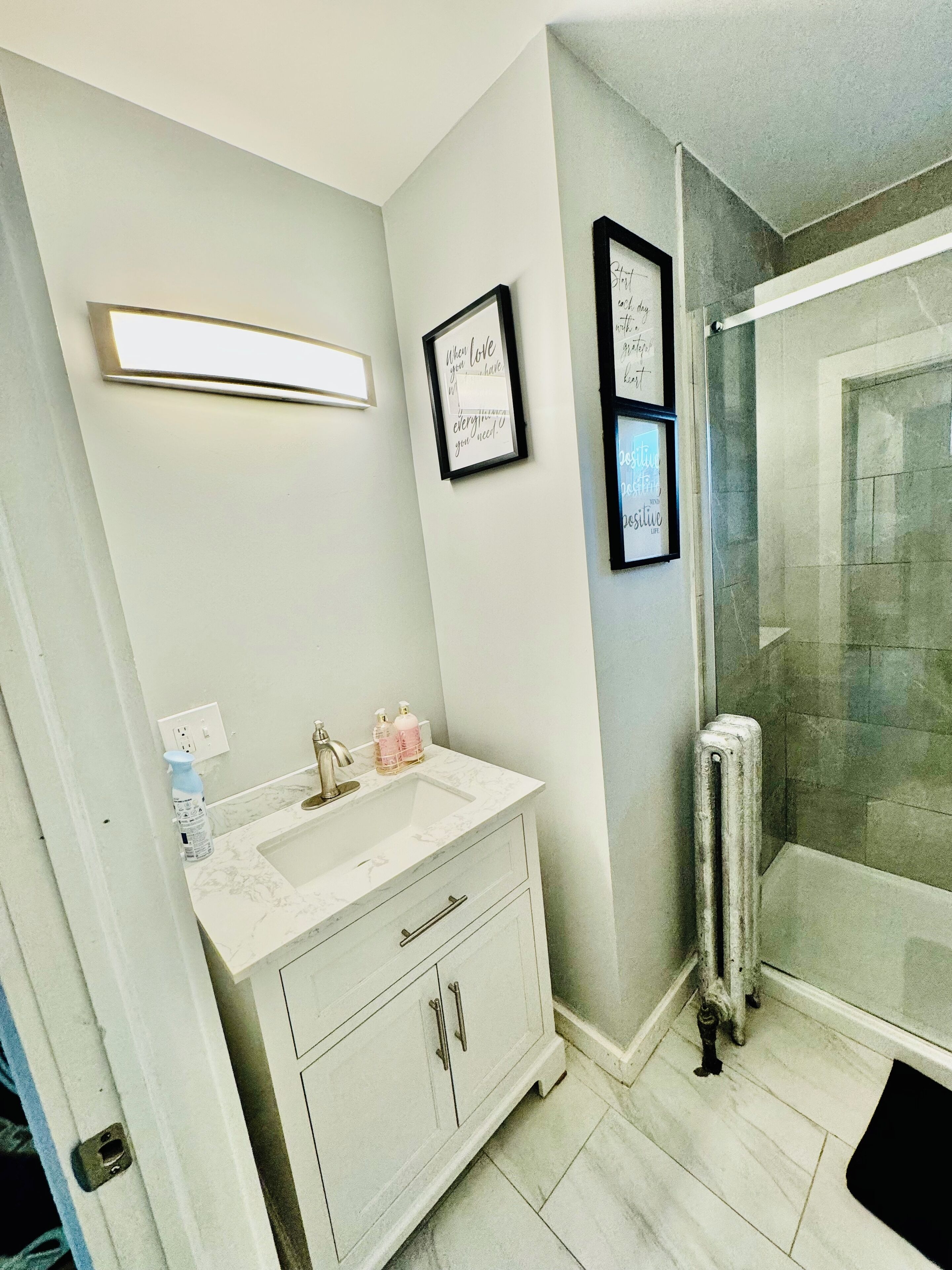 Een haardroger, handdoeken, zeep, shampoo