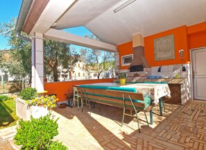 Outdoor dining - Holiday apartment with air conditioning (Fažana)
