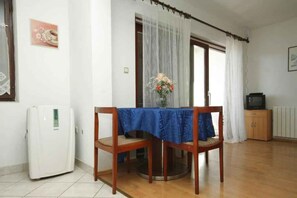 Dining - Holiday apartment with air conditioning (Valbandon)