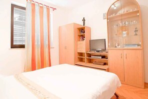 2 bedrooms, iron/ironing board