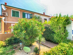 المنطقة المحيطة بالمنشأة