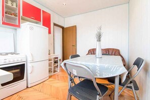 Fridge, oven, stovetop