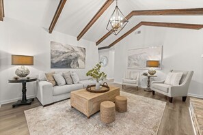 Una Smart TV, una chimenea