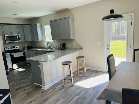 Fridge, microwave, oven, stovetop. Brand NEW Entire home in Statesville, NC