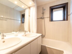 Hair dryer, towels - Beautiful apartment in villa for 4 guests with WIFI and TV (De Haan)