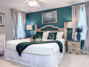 6 soverom, skrivebord, strykejern/-brett og reiseseng for barn