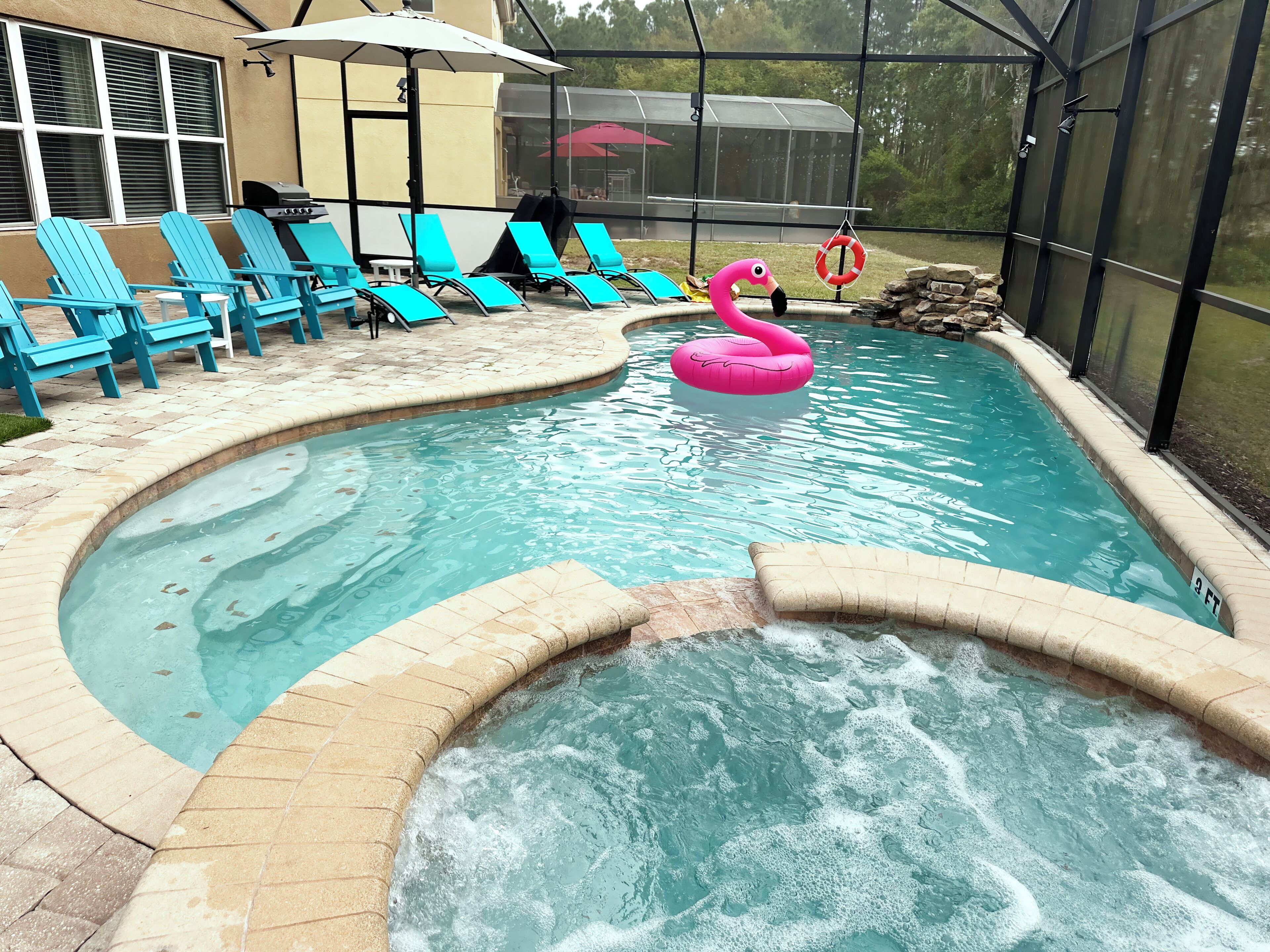 Een buitenzwembad en een verwarmd zwembad