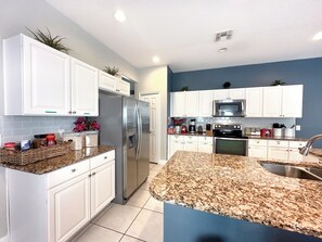 Kjøleskap, mikrobølgeovn, ovn og kokeplater