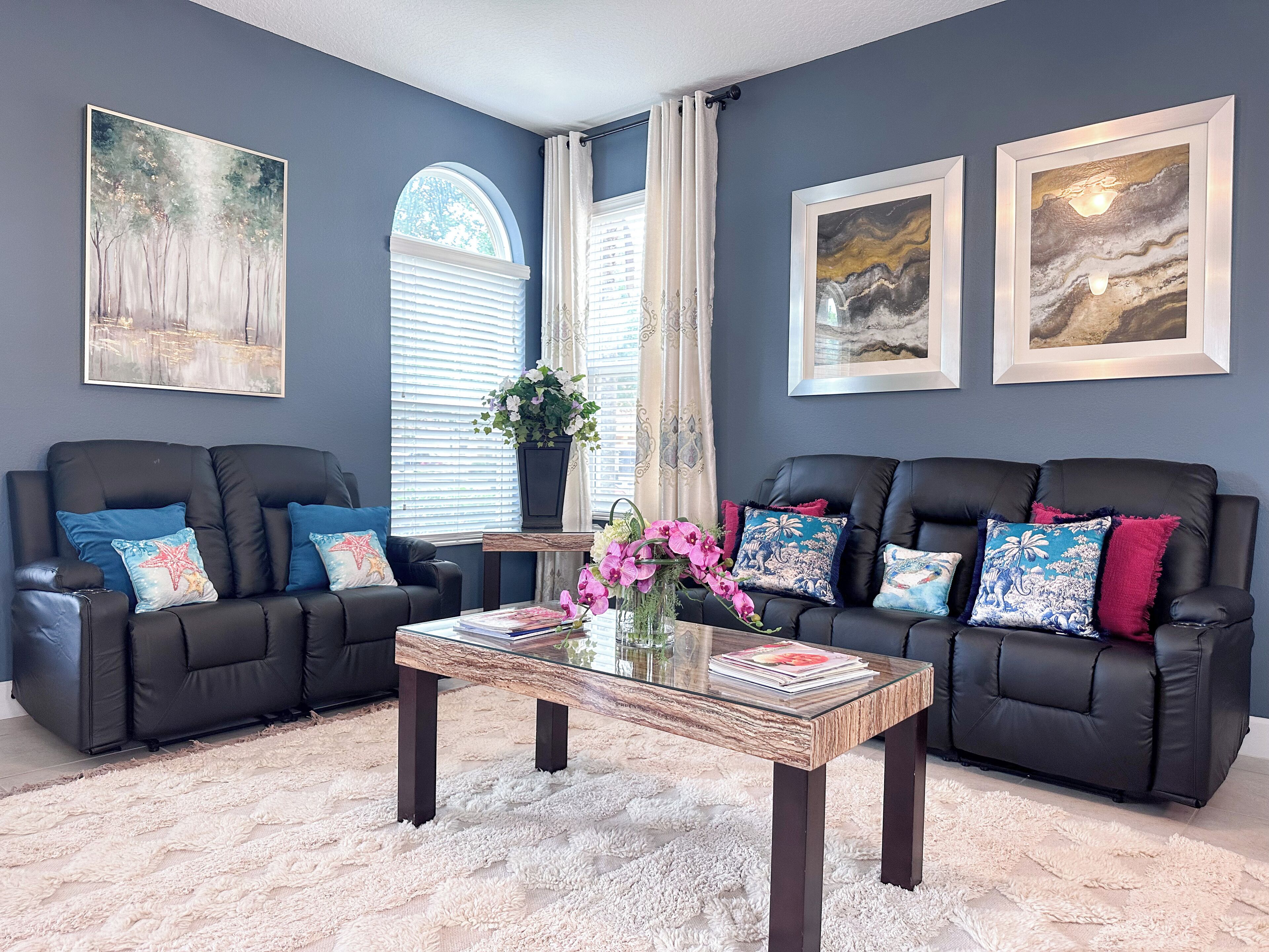 Smart-tv, een tafeltennistafel en een printer