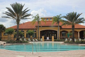 Utendørsbasseng og et oppvarmet basseng