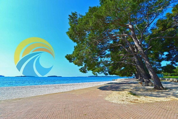 Beach nearby - Holiday apartment with air conditioning (Valbandon)