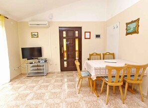 Dining - Holiday apartment with air conditioning (Valbandon)