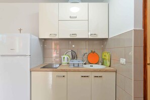 Køleskab, kogeplade, køkkentøj/tallerkener/redskaber