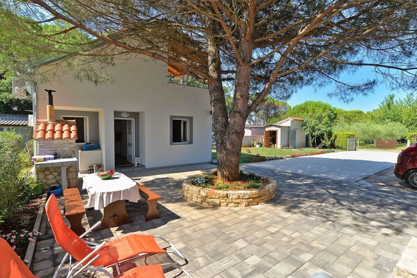 Outdoor dining - Holiday apartment with air conditioning (Valbandon)