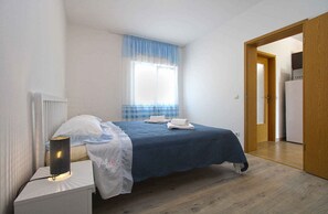 1 bedroom, iron/ironing board, Internet