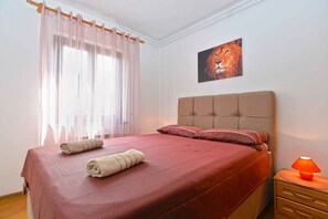 2 bedrooms, iron/ironing board, travel cot, Internet