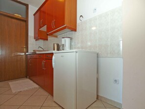 Køleskab, kogeplade, køkkentøj/tallerkener/redskaber