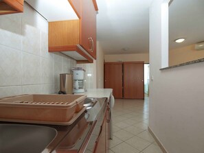 Fridge, stovetop, coffee/tea maker, cookware/dishes/utensils - Holiday apartment with air conditioning (Fažana)