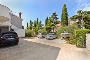 Property grounds - Holiday apartment with air conditioning (Fažana)