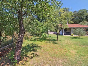 Property grounds - Holiday apartment with air conditioning (Valbandon)