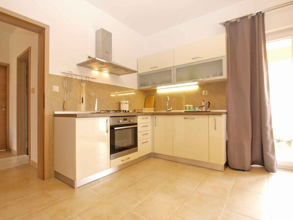 Fridge, oven, stovetop - Holiday apartment with air conditioning (Valbandon)