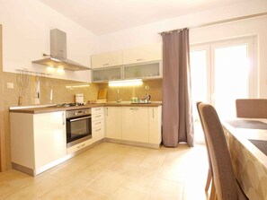 Fridge, oven, stovetop - Holiday apartment with air conditioning (Valbandon)