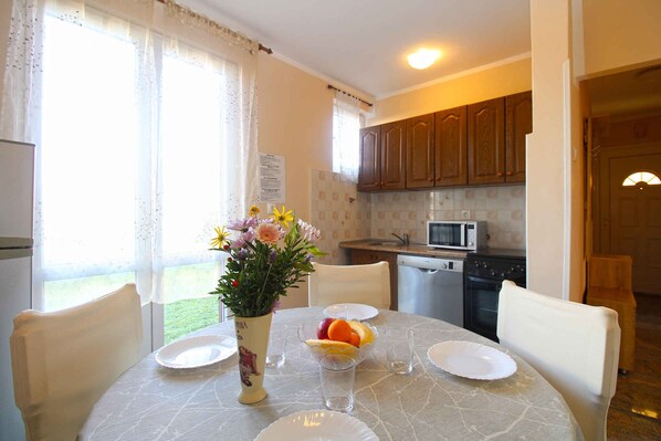Dining - Holiday apartment with air conditioning (Fažana)