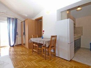 Dining - Holiday apartment with sea view and air conditioning (Fažana)