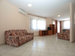 TV - Holiday apartment with air conditioning (Fažana)