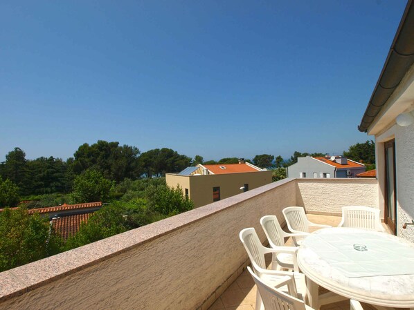 Outdoor dining - Holiday apartment with air conditioning (Fažana)