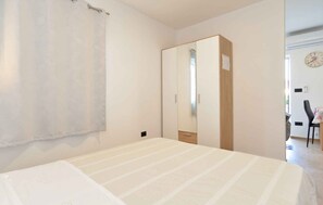 1 dormitori, planxa i posts de planxar i wifi 